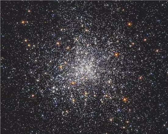 老年红巨星是测量当前时刻宇宙膨胀率的一种新方法的焦点。| 图片来源：NASA/ESA/SPL