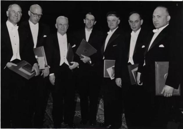 1958年的诺贝尔奖得主，左三为塔姆，右三为切连科夫，右二为弗兰克。（图片来源：dnalc.org）