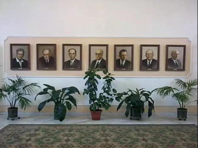 列别捷夫物理研究所诺贝尔奖得主宣传墙，从左至右依次为切连科夫、塔姆、弗兰克、巴索夫、普罗霍罗夫、萨哈罗夫、金兹堡（图片来源：维基百科）