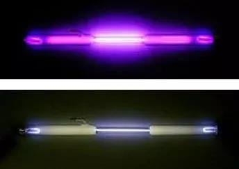 氮辉光（上）和氧辉光（下）（图片来源：维基百科）