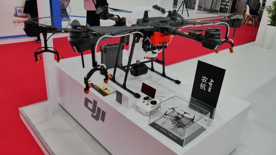 图：大疆T16农业植保无人机现场展示