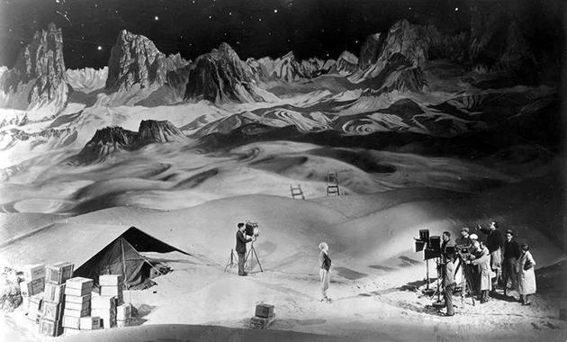 1929年，导演弗里茨·朗正在拍摄《月中女》（Woman in the Moon）。

　　来源：Everett Collection/Alamy