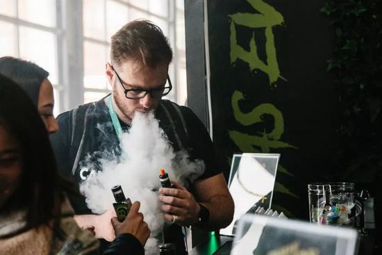第三届Vape国际贸易展在纽约举行。在不少年轻人看来，吸电子烟已经成为潮流文化的一部分。/图虫创意