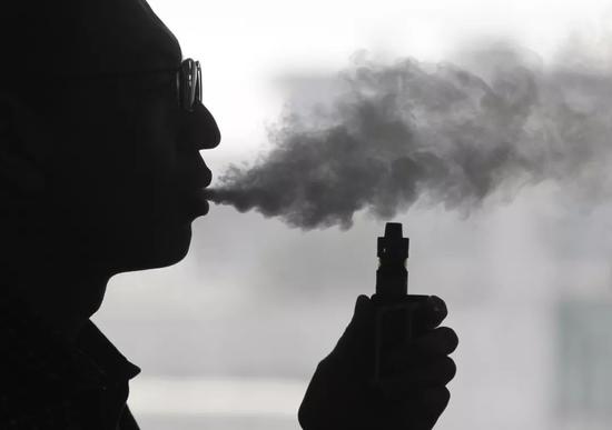 许多人并非不知道电子烟的弊端，但还是照抽不误。/图虫创意