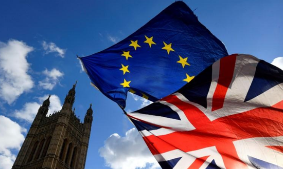  2019年1月30日，英国伦敦，英国议会大厦外飘扬的欧盟和英国旗帜。