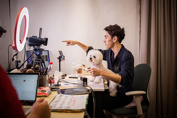 直播中的李佳琦。视觉中国 资料