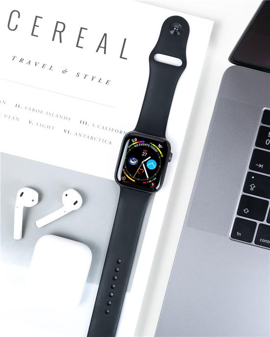  Apple Watch和AirPods | Unsplash