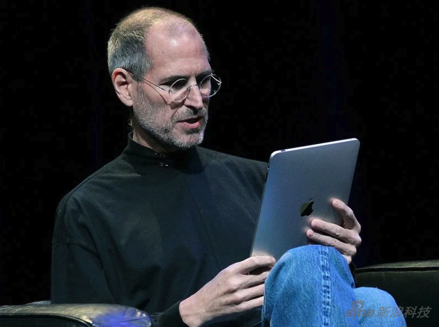 2010年1月，一代iPad发布会，乔布斯坐在沙发上讲解这款产品，成为经典的一幕