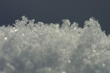 虽然许多雪花堆在一起时、看上去可能都差不多，但假如将它们分开，就能看出每片雪花都有自己的特点。