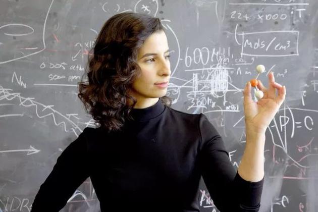○ 在系外行星的大气中搜索生命标记的Clara Sousa-Silva。| 图片来源：Melanie Gonick