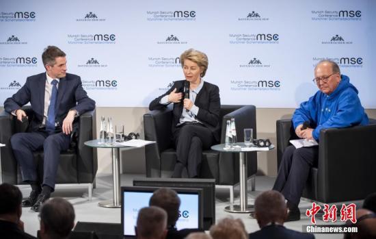  资料图：欧盟委员会主席冯德莱恩（中）。中新社发 MSC / Kuhlmann 摄