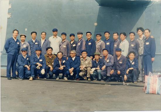 图为深潜归来合影（新华网发）