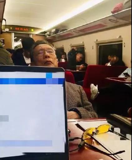 钟南山在从广州赶往武汉的火车上，图片由苏越明拍摄