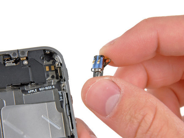 iPhone 4 的转子马达，图自 iFixit