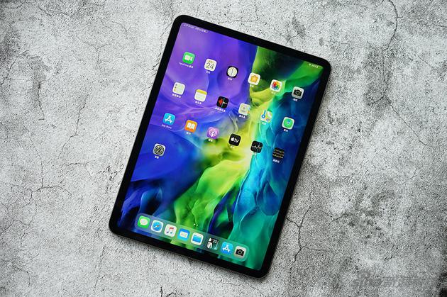 iPad Pro的正面，依旧是之前的ID设计