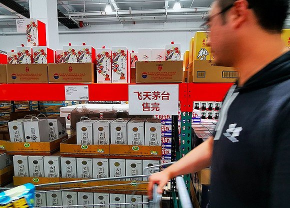 去年9月，茅台在上海costco进行投放，随即引发哄抢。图片来源：视觉中国