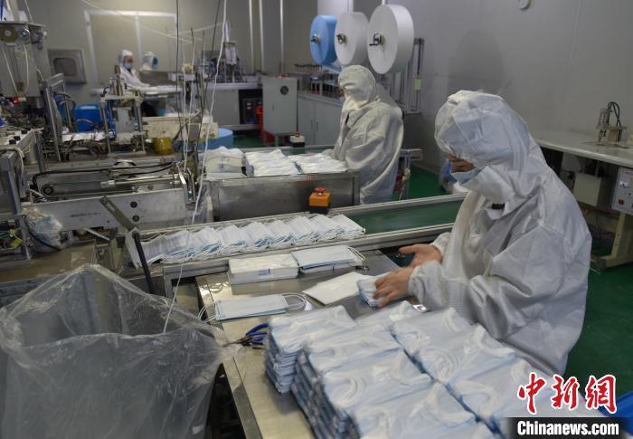 资料图：江西进贤县一家口罩生产企业正在加大马力生产。 万朝晖 摄