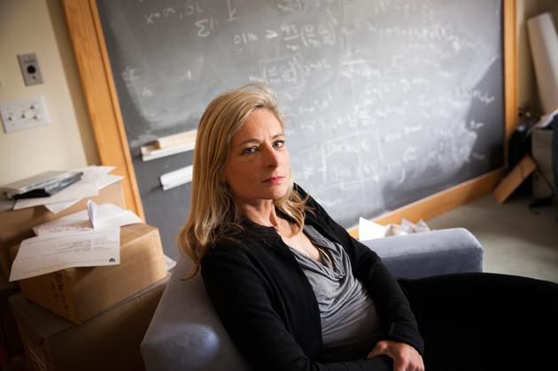 哈佛大学的粒子物理学家和宇宙学家丽莎·兰德尔（Lisa Randall）提出了解释加速宇宙膨胀的理论
