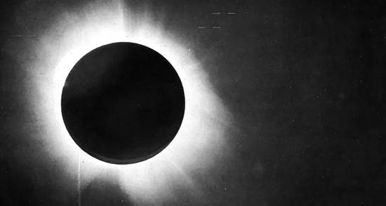 1919年5月29日拍下的日全食（图片来源：F.W。 DYSON， A.S。 EDDINGTON， C。 DAVIDSON）