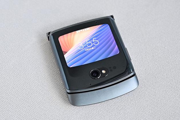 razr 5G折叠屏复刻了刀锋V3的造型