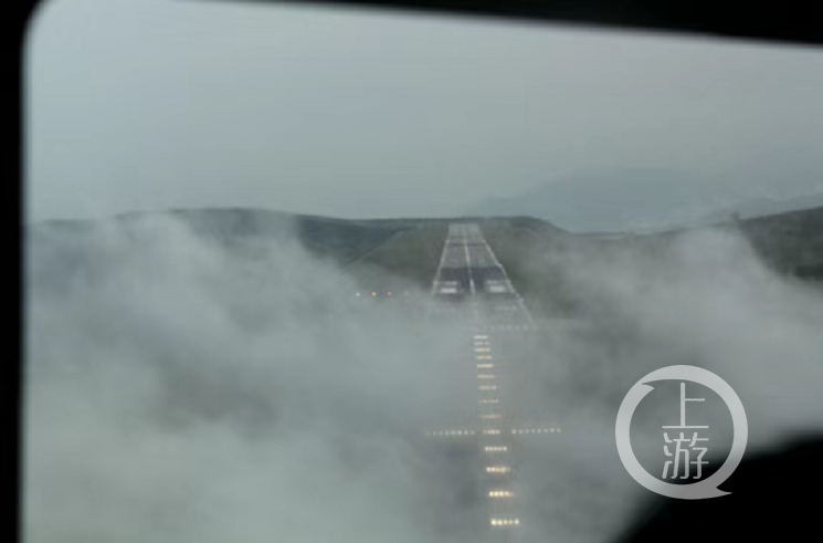 攀枝花机场跑道被低云覆盖时的情景。