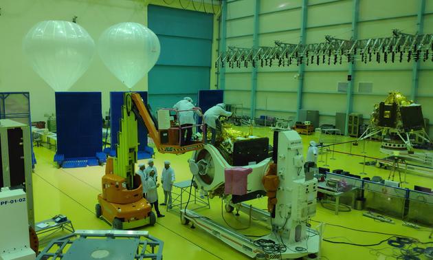 科学家在“月船2号”探测器研发基地工作，该探测器将在“阿波罗11号”登月50周年纪念日发射升空。