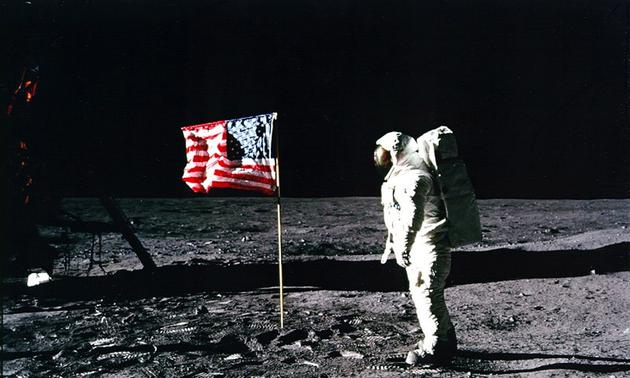1969年7月20日，美国宇航局巴兹__奥尔德林登陆月球表面。