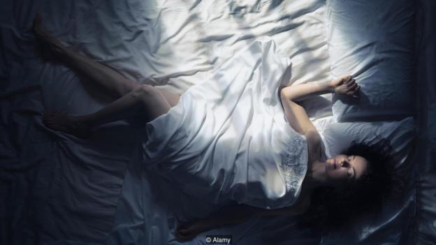 一些理论认为，满月时的月光会干扰人们的睡眠，进而影响情绪。