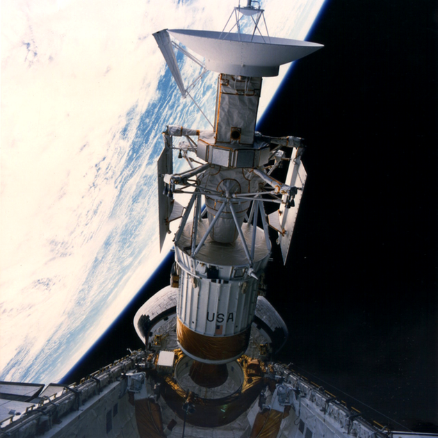 麦哲伦号于1982年5月4日发射升空，图中上方可以看到探测器的高增益天线