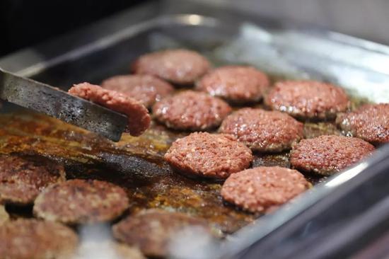 2019第二届中国国际进口博览会上，美国IMPOSSIBLE公司用人造肉制成汉堡包请观众品尝。