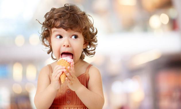 现代人的生活中充满了甜的、富含能量的食物。那么，当过度摄入糖分时，大脑会发生什么变化呢？