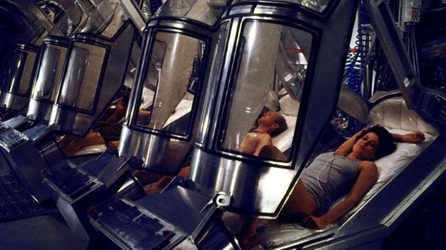 在1986年的电影《异形》中，宇航员通过休眠舱度过漫长的太空旅途